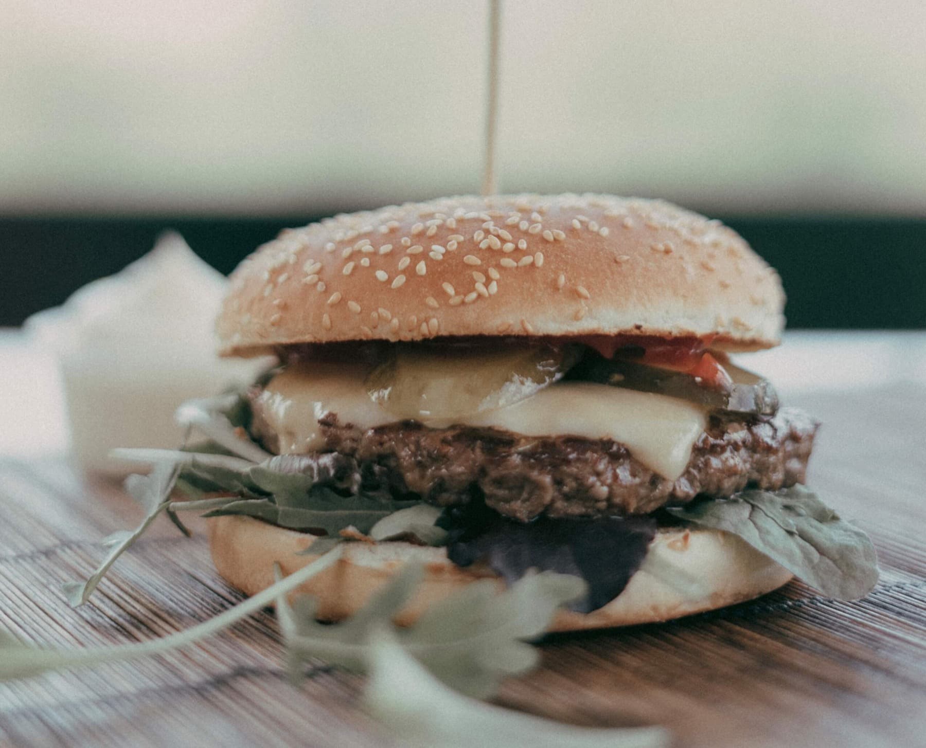 Burger met kaas en verse groentjes
